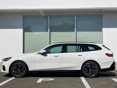 2025 BMW 5 SERIES TOURING 照片 2
