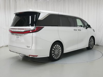 2024 Lexus LM photo 4