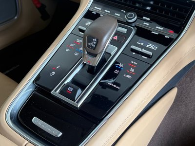2019 Porsche PANAMERA photo 9