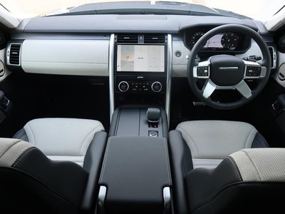 2026 LAND Rover DISCOVERY photo 2