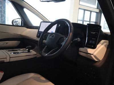 2024 Lexus LM photo 12
