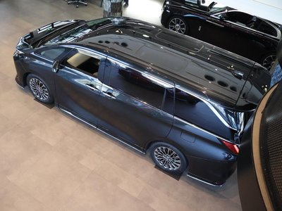 2024 Lexus LM photo 2