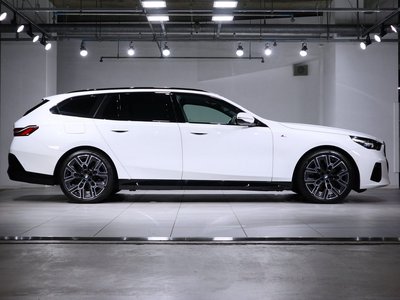 2025 BMW 5 SERIES TOURING — фото 6