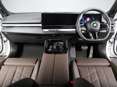 2025 BMW 5 SERIES TOURING — фото 7