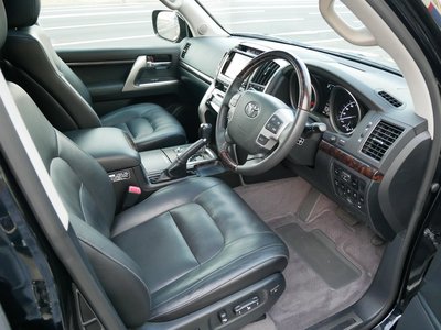 صورة 17 لـ 2015 Toyota LAND CRUISER 200