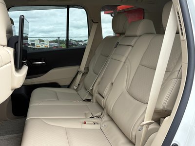 2025 Toyota LAND CRUISER 300 thumbnail 27