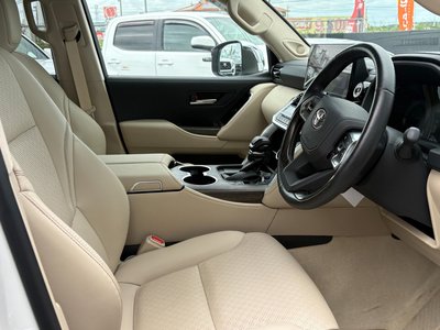 2025 Toyota LAND CRUISER 300 thumbnail 17