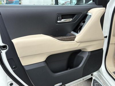2025 Toyota LAND CRUISER 300 thumbnail 32