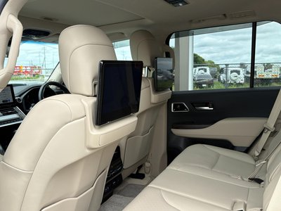 2025 Toyota LAND CRUISER 300 thumbnail 25