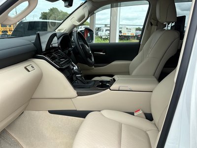 2025 Toyota LAND CRUISER 300 thumbnail 30