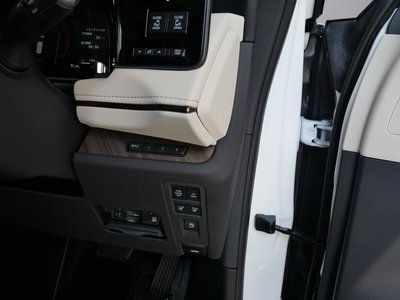 2025 Lexus LM photo 13