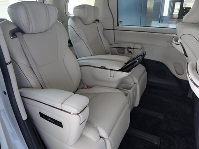 2025 Lexus LM photo 16