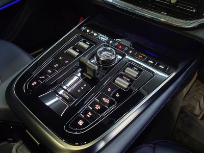 2026 Aston Martin DBX photo 31