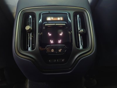 2026 Aston Martin DBX photo 38