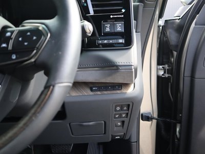 2025 Lexus LM photo 13