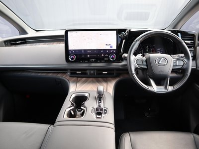 2025 Lexus LM photo 7