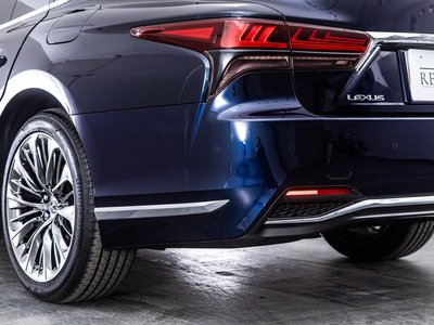 2022 Lexus LS thumbnail 32