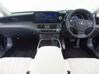 2022 Lexus LS photo 2