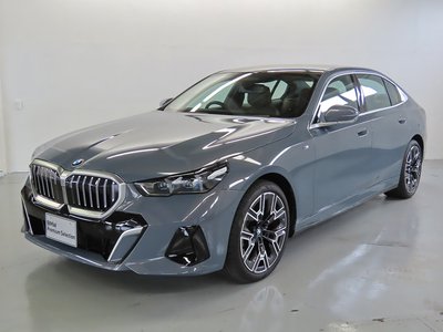 2025 BMW 5 SERIES photo 1