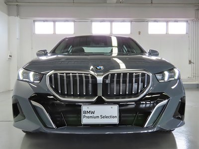 2025 BMW 5 SERIES photo 9