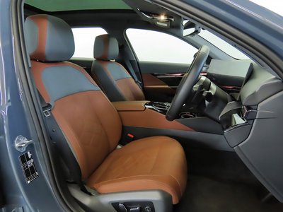 2025 BMW 5 SERIES photo 4