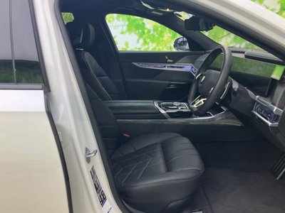 2025 BMW 7 SERIES photo 2