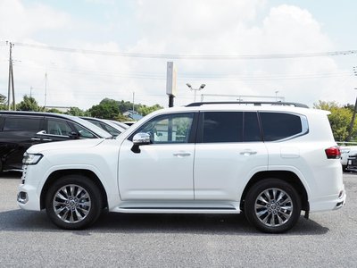 صورة 8 لـ 2023 Toyota LAND CRUISER 300