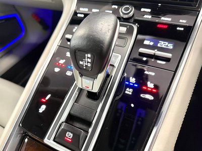 2017 Porsche PANAMERA thumbnail 37