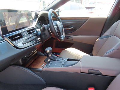 2022 Lexus ES photo 12
