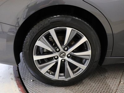 2023 Lexus ES thumbnail 18