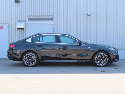 2025 BMW 5 SERIES — фото 4