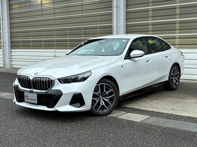2025 BMW 5 SERIES photo 1