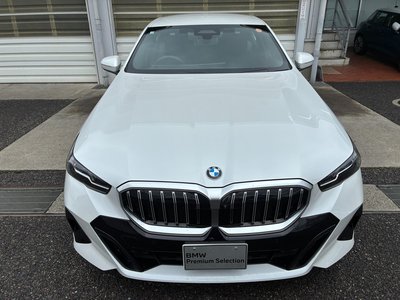 2025 BMW 5 SERIES photo 4