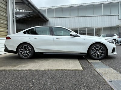 2025 BMW 5 SERIES thumbnail 26
