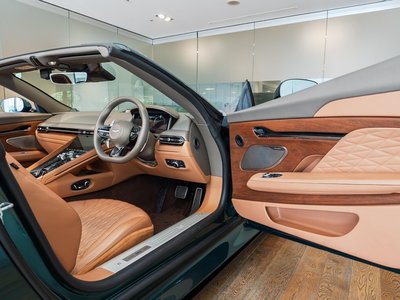 2025 Aston Martin DB12 VOLANTE 缩略图 21