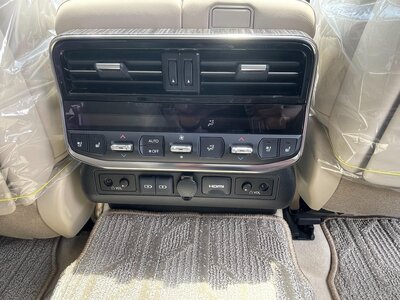 صورة 39 لـ 2025 Toyota LAND CRUISER 300
