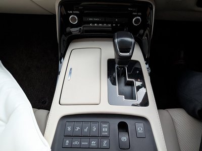 صورة 34 لـ 2018 Toyota CENTURY