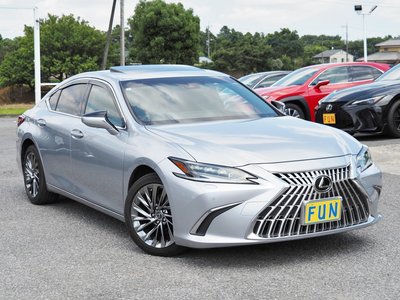 2023 Lexus ES photo 3