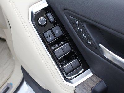 صورة 36 لـ 2025 Toyota LAND CRUISER 300
