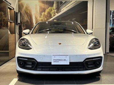 2022 Porsche PANAMERA photo 2