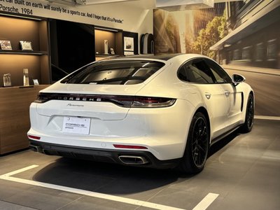 2022 Porsche PANAMERA photo 4