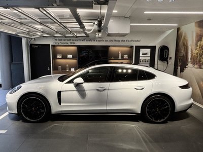 2022 Porsche PANAMERA photo 3