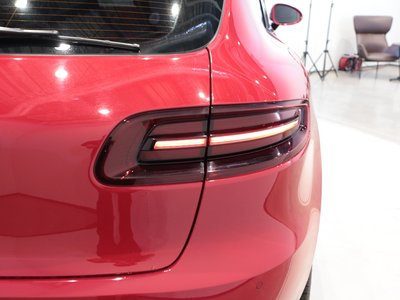 2018 Porsche MACAN thumbnail 41