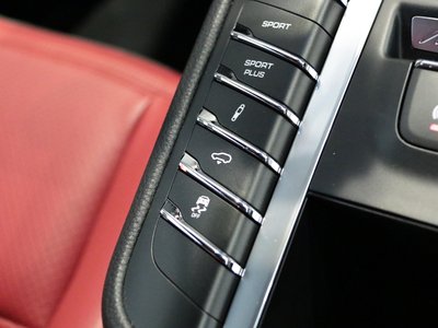 2018 Porsche MACAN thumbnail 32