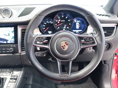 2018 Porsche MACAN thumbnail 26