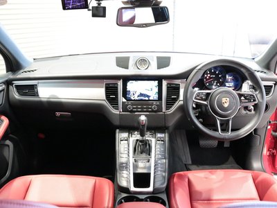 2018 Porsche MACAN photo 2
