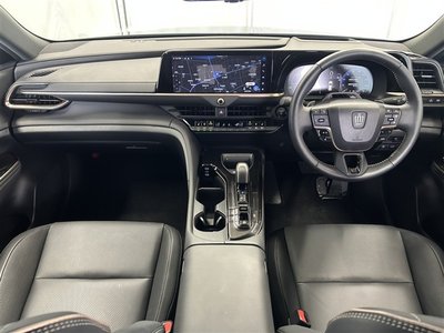 2025 Toyota CROWN ESTATE photo 3