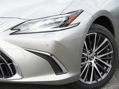 2025 Lexus ES photo 14