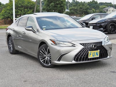 2025 Lexus ES photo 3