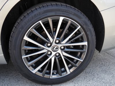 2025 Lexus ES thumbnail 17